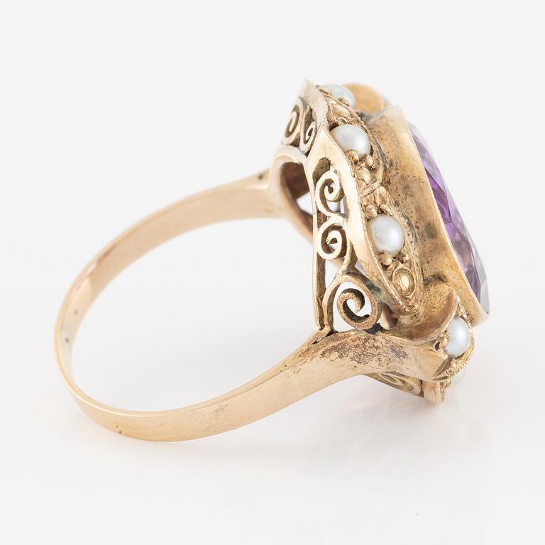 Ring, 14K gold with amethyst and pearls.
