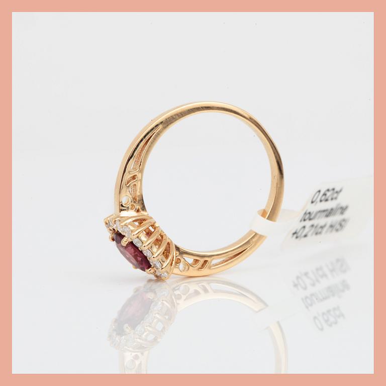 RING, 18K med rosa turmalin, ca 0,62 ct och små diamanter, tot ca 0,21 ct. Total vikt ca 3,65 g.