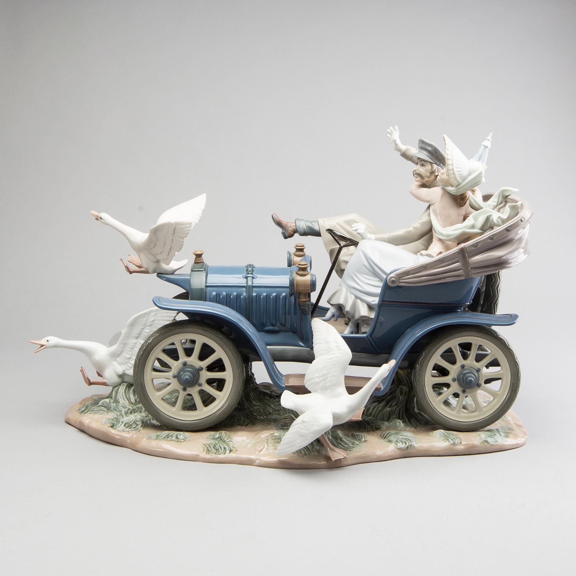 LLADRO, figurgrupp, no 821, bil och fåglar, Spanien, dekor av Ruiz, 1900-talets slut.