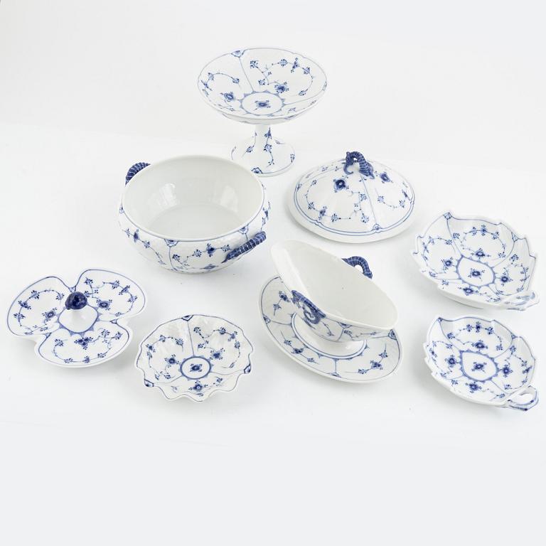Bing & Gröndahl samt Royal Copenhagen, matservis, 99 delar, porslin, "Musselmalet", Danmark.