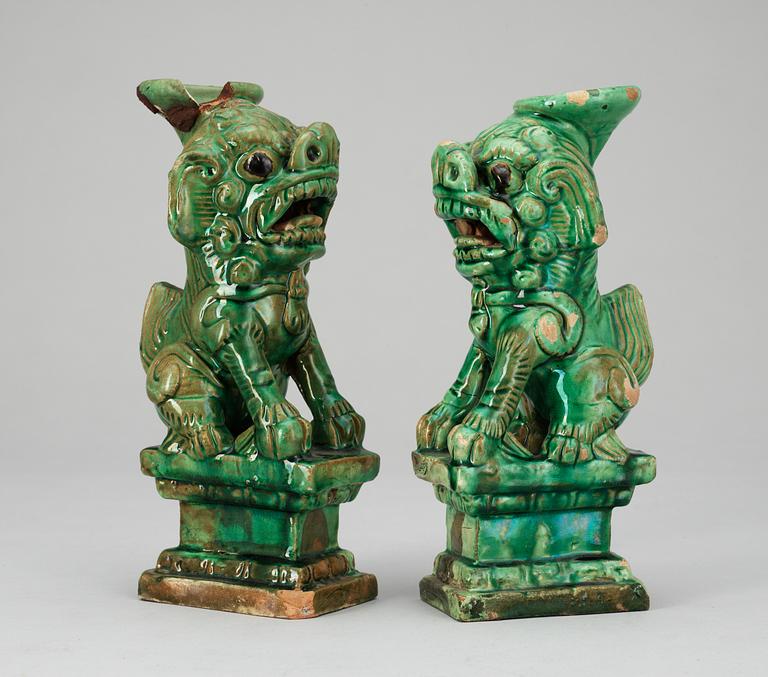 A pair of  green glazed censers. Qing dynasty (1644-1914).