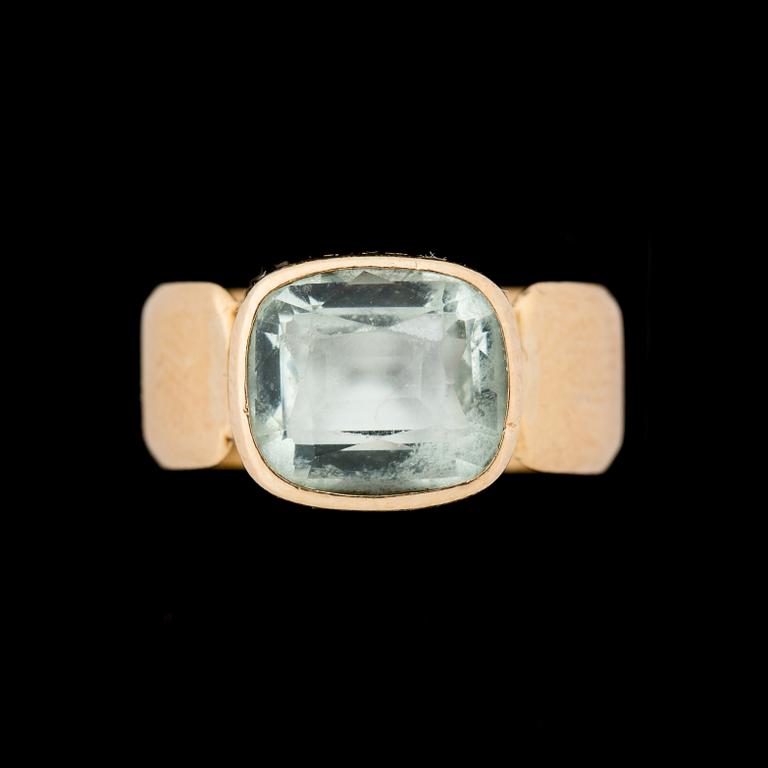 RING, 18 k guld med akvamarin, Eriksson, Östersund, 1963. Vikt ca 5 g.
