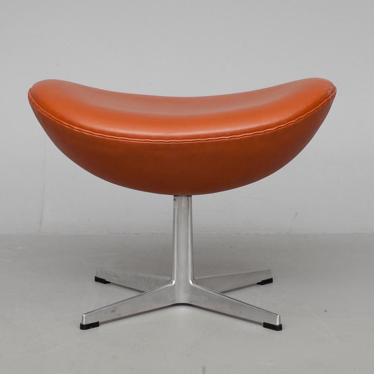 FOTPALL, "Ägget" design Arne Jacobsen för Fritz Hansen, Danmark 2004.