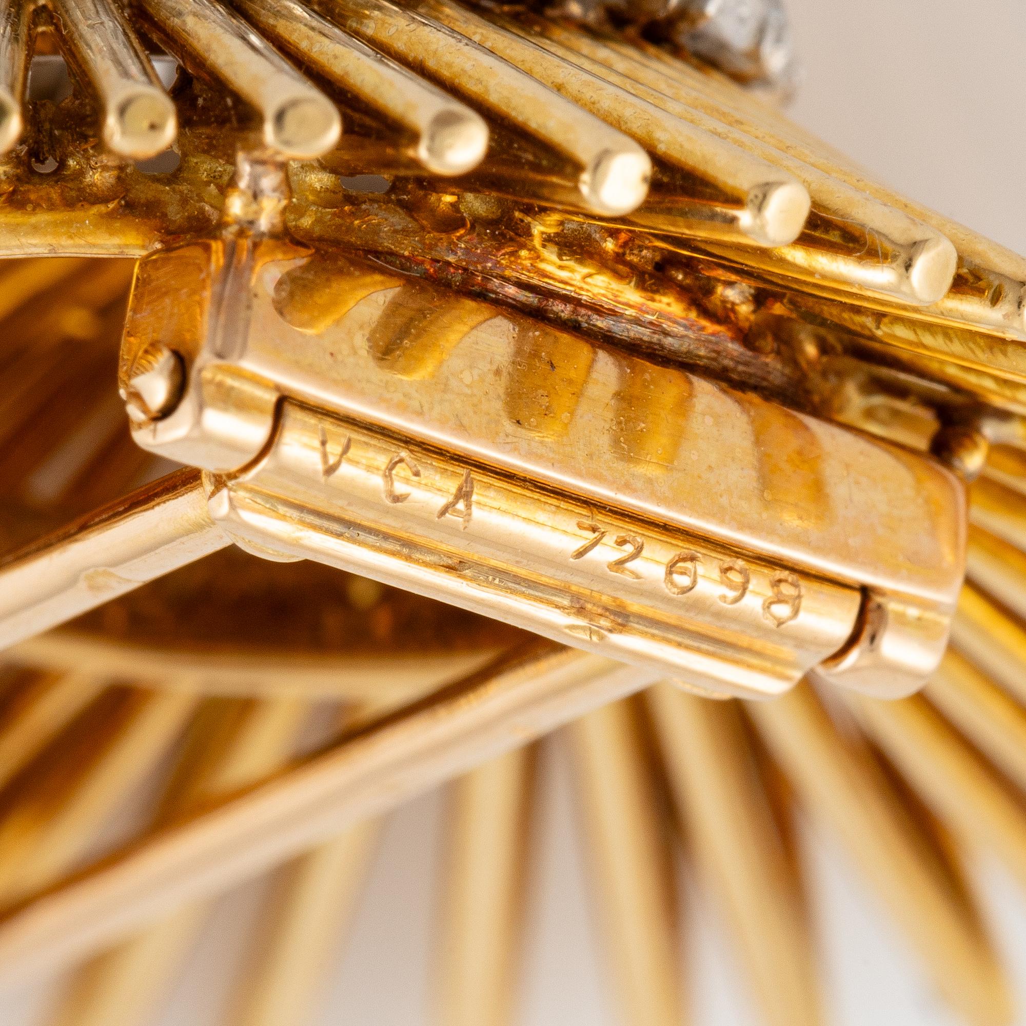 A Van Cleef & Arpels brooch in 18K gold with round brilliant-cut diamonds.