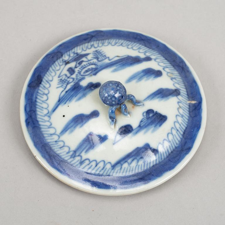 A set of five blue and white equelles, Qing dynasty, 19th Century. (2+3).