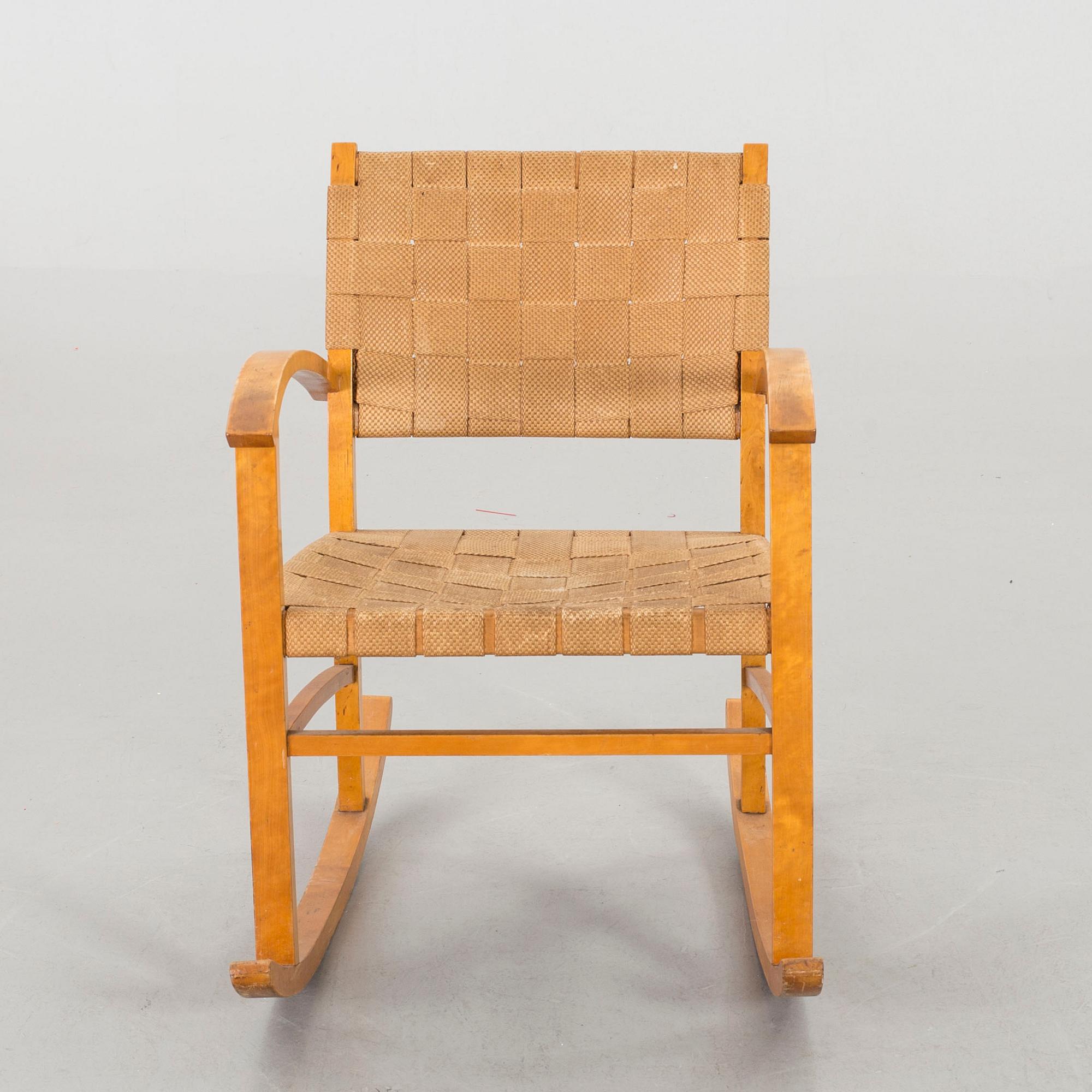 A 1930-40'S ROCKING CHAIR.