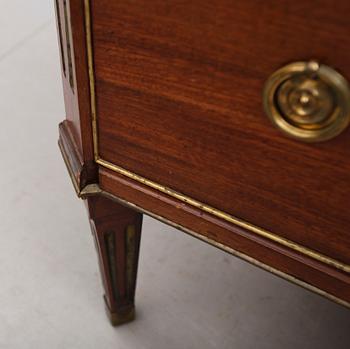 BYRÅ, sengustaviansk, omkring år 1800.