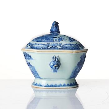 A blue and white export porcelain tureen with cover, Qing dynasty, Qianlong (1736-95).
