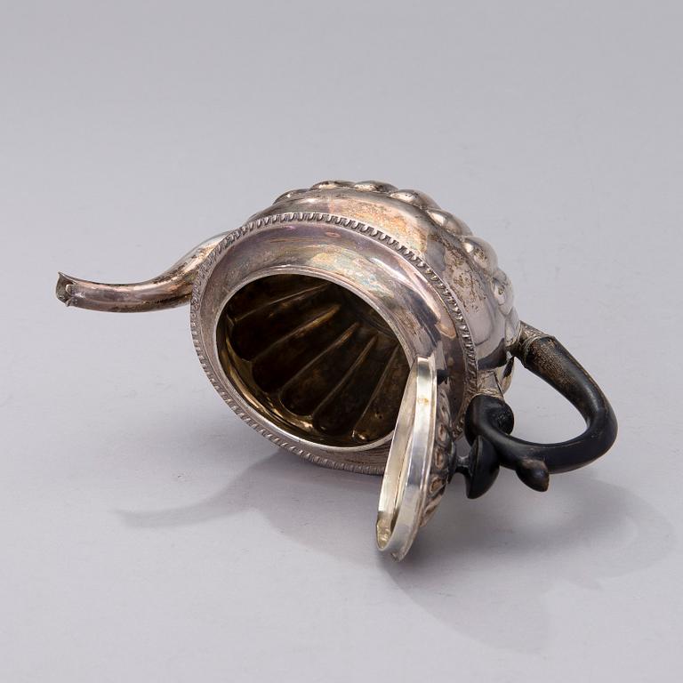 A Russian empire silver tea pot, assay master Michail Michailovich Kaprinski, Moscow 1823. Weight 306 g.