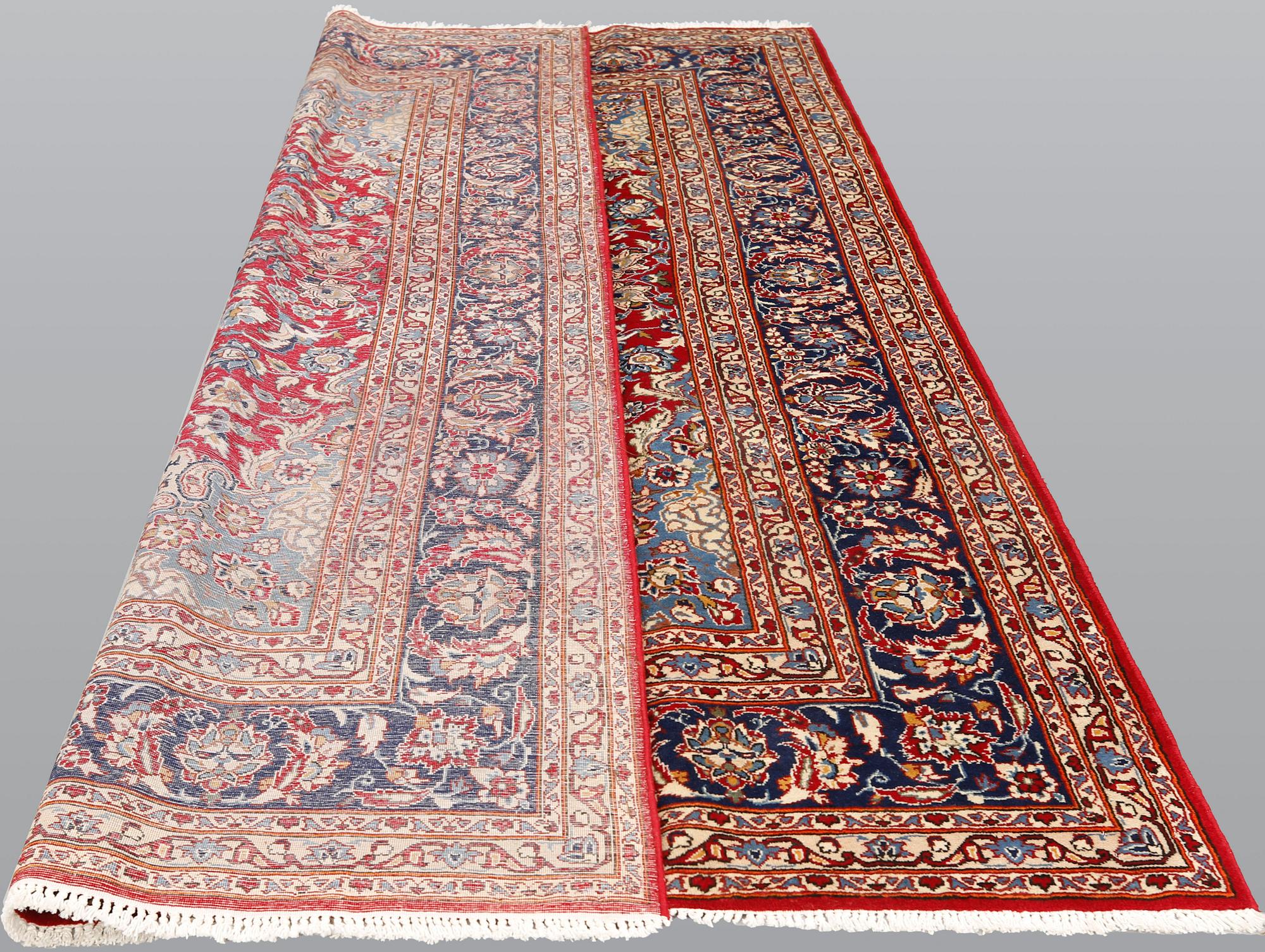 A signed Kashan carpet, ca 313 x 195 cm.