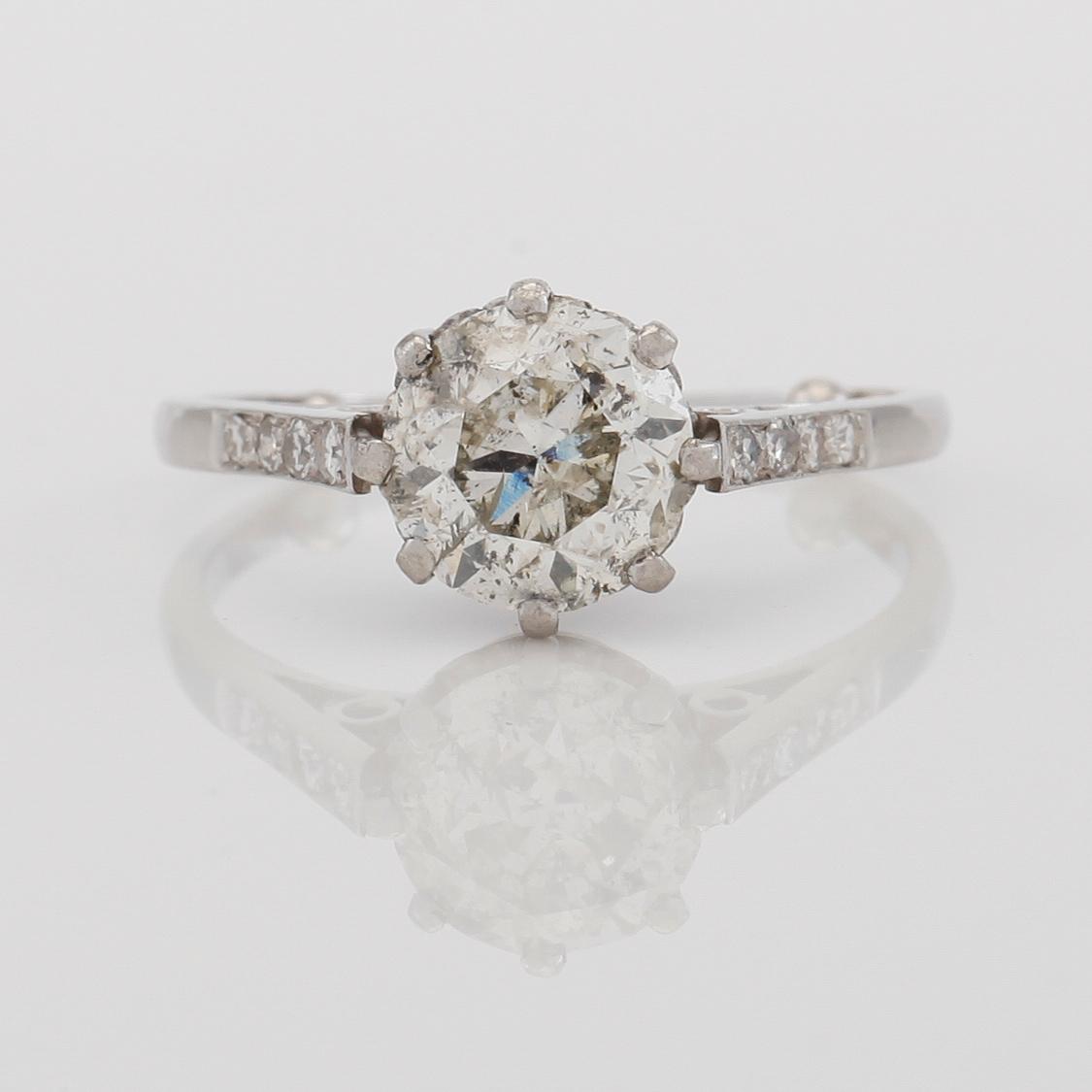 RING, 18K vitguld och solitär briljantslipad diamant ca 2.04 ct, samt mindre diamanter tot ca 0.06 ct.