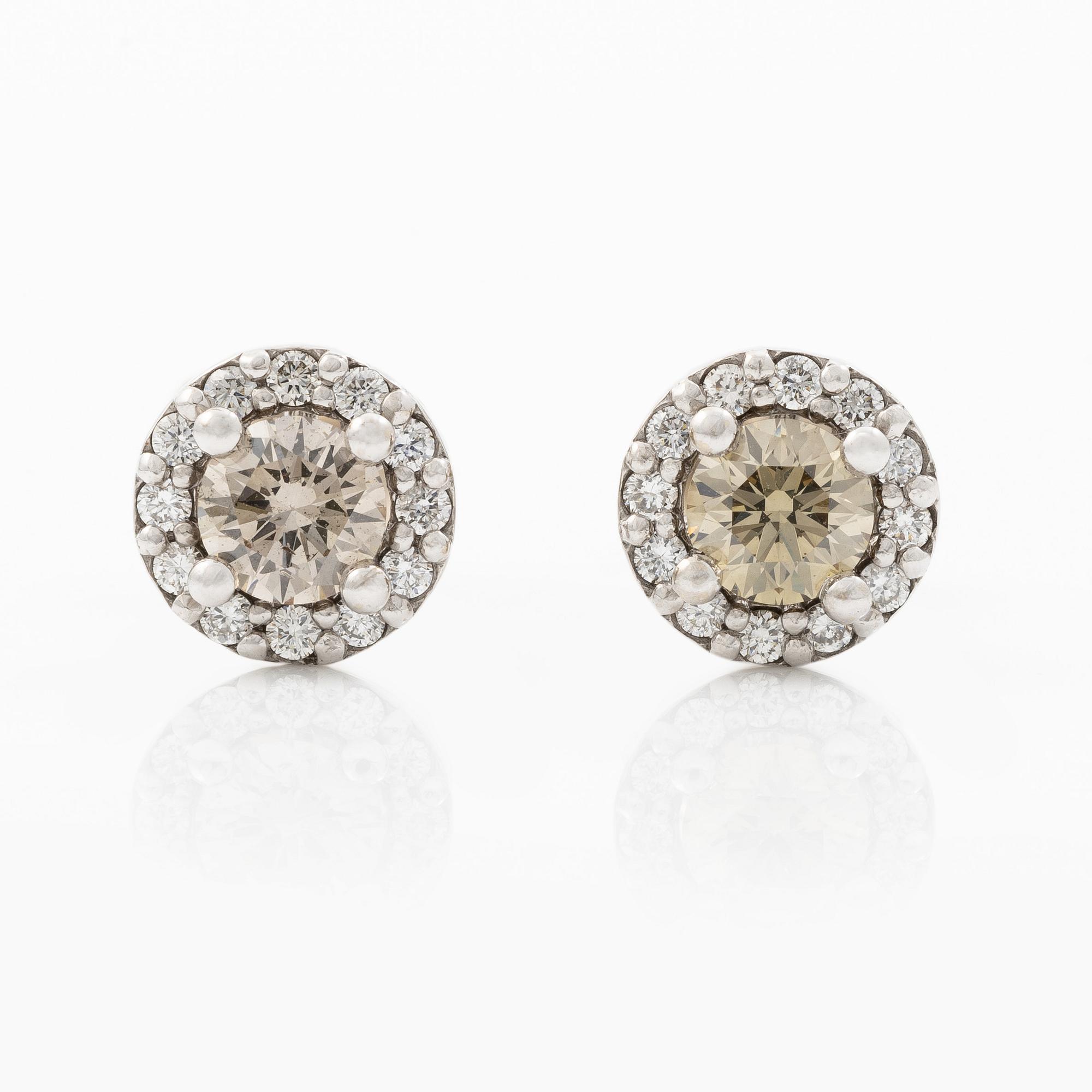 Earrings 14K white gold with light brown brilliant-cut diamonds and brilliant-cut diamonds.