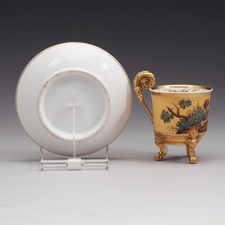 En porslinskopp med fat, troligen Ryssland, kejserliga porslinsmanufakturen, St Petersburg, 1800-talets första hälft.
