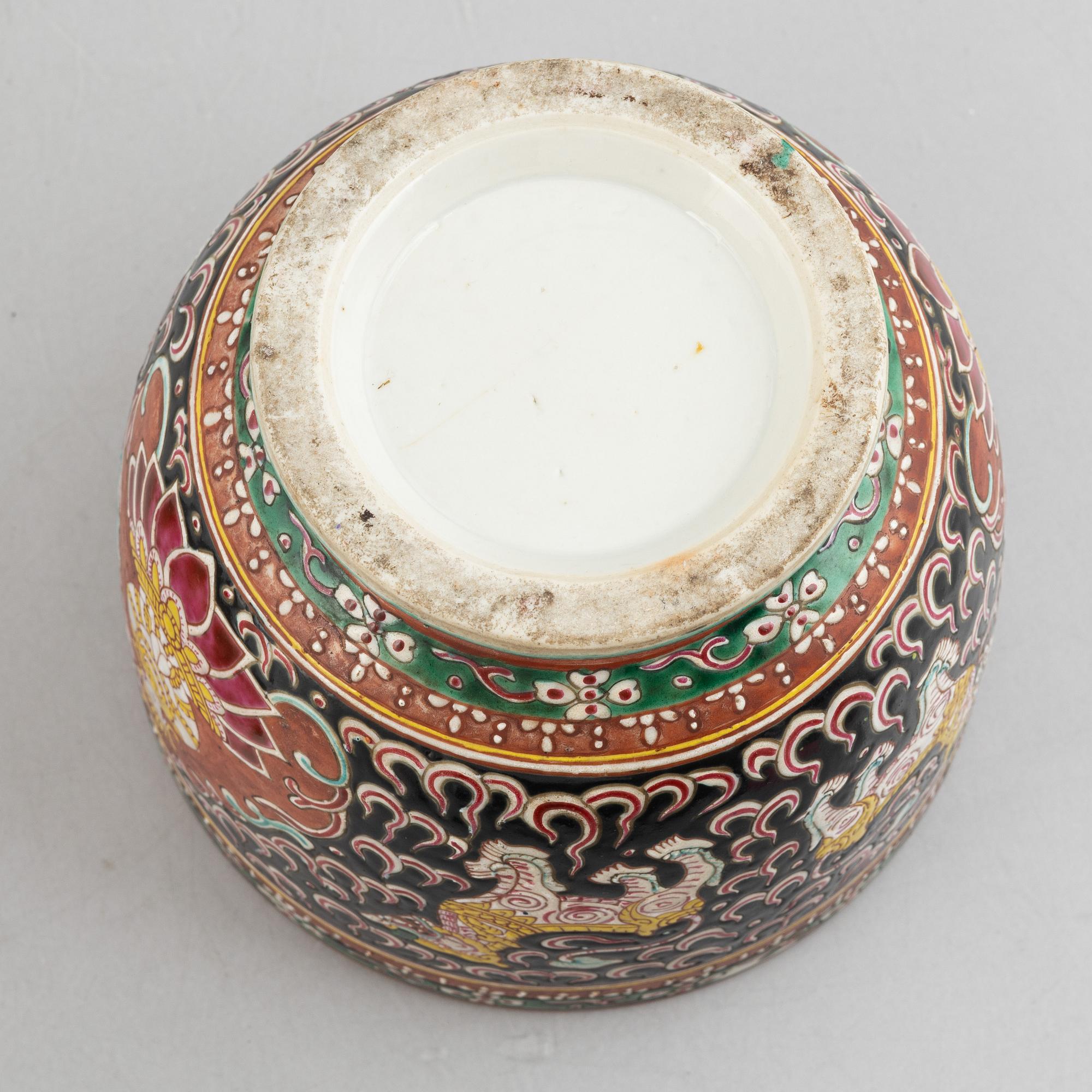 A Benjarong porcelain bowl with cover, Thailand, 19th century.