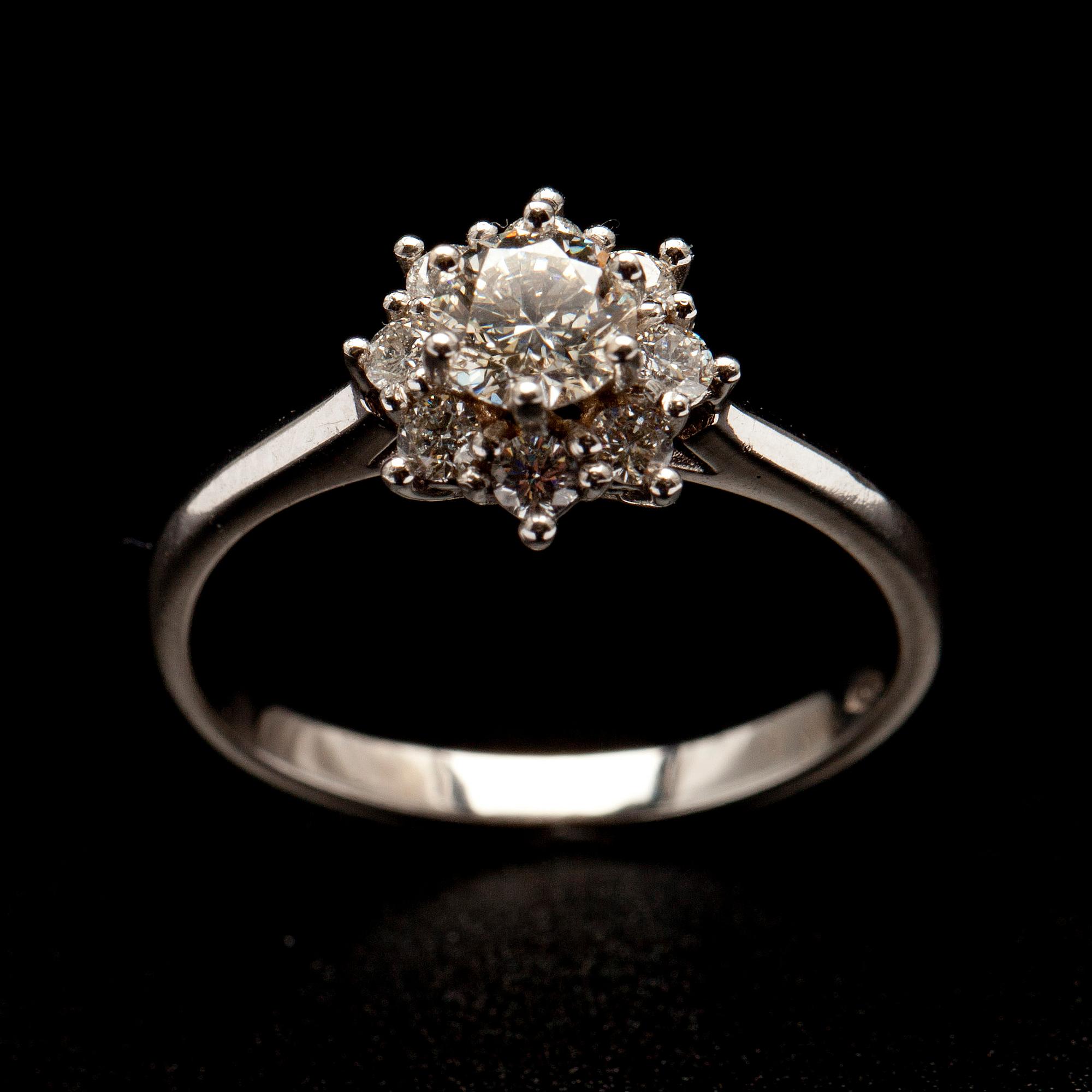 RING, vitguld 18K, briljantslipade diamanter tot. 0,70 ct. Vikt  2,77 g.