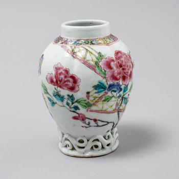 A porcelain bowl and two vases, China, 18th century.