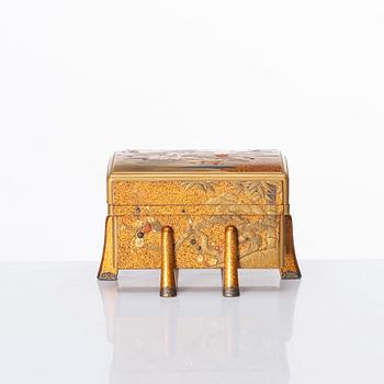 Miniatyrkista s.k. Karabitsu, lack. Japan, Meiji perioden, sent 1800-tal.
