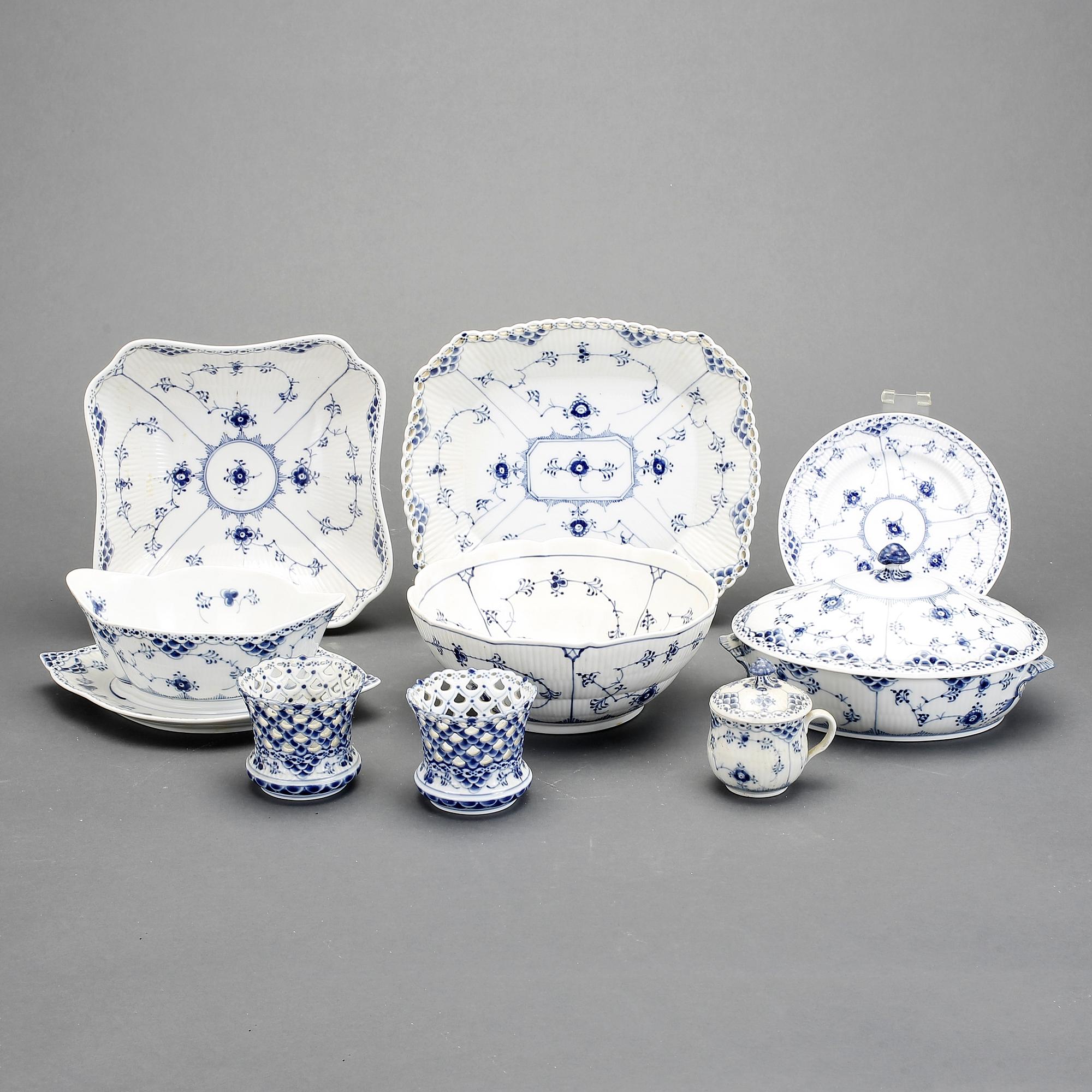 SERVISDELAR, "Musselmalet", Royal Copenhagen. 19 delar. Halvblond och helblond.