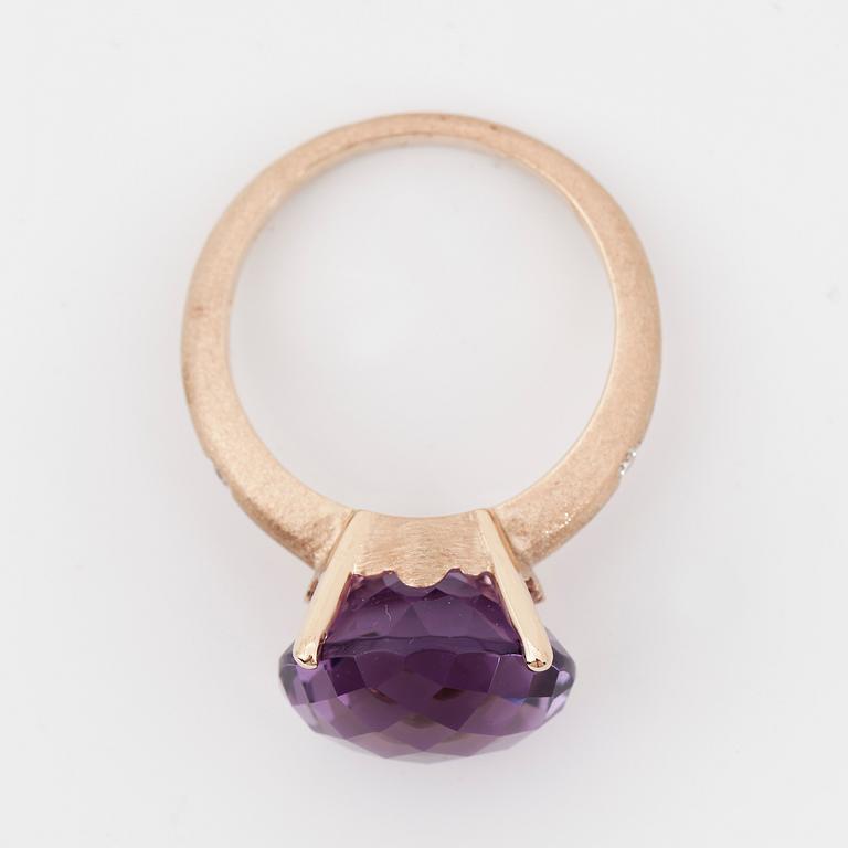 RING, 18k guld med checkerslipad ametist 8.87 ct samt 2 briljantslipade diamanter 0.04 ct. Vikt 5,9 g.