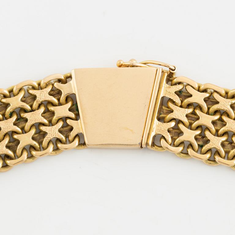 An 18K gold necklace.