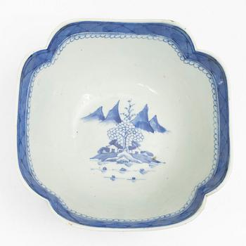 Skål samt serveringsfat, 2 st, porslin, Kina, Qianglong (1735-95) samt Jiaqing (1796-1820).