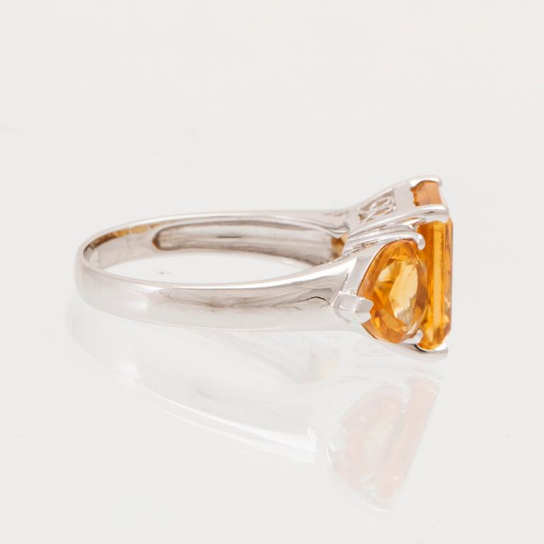 Ring 18K vitguld med fasetterade citriner.