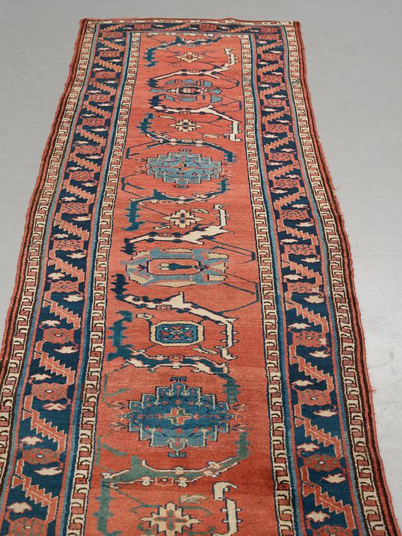 Gallerimatta, antik/semiantik  Västpersisk, ca 321,5  x 91,5-98 cm. (samt kortsidorna med ca 2-3 cm slätväv).