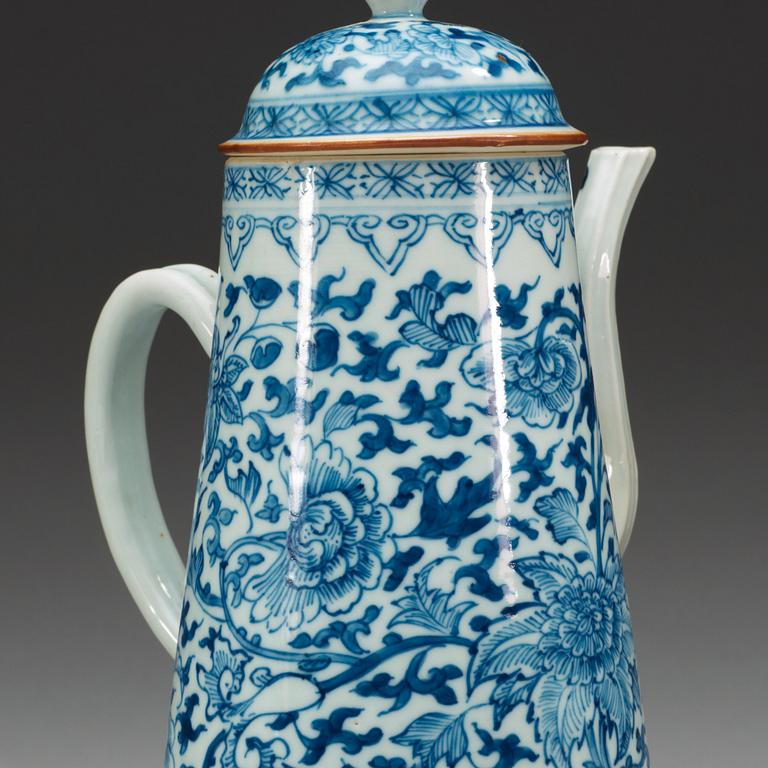 A blue and white coffepot with cover, Qing dynasty, 18th Century.