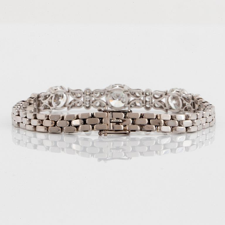 An 18K white gold bracelet set with old-cut diamonds with a total weight of ca 7.50 cts.