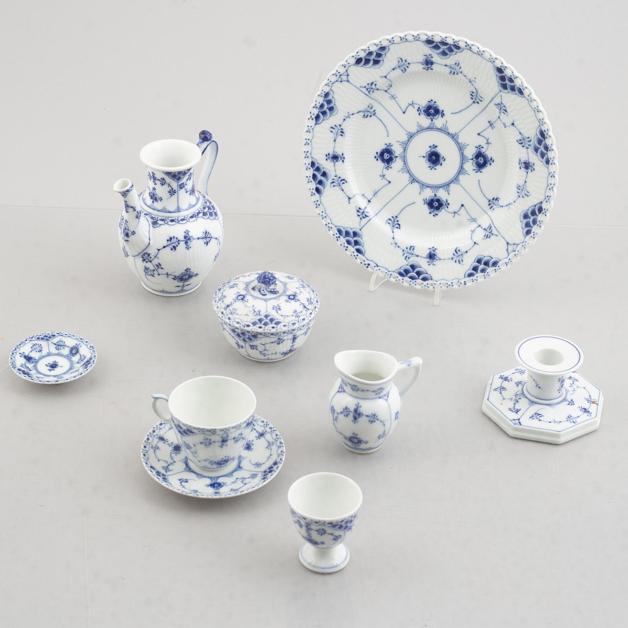 Royal Copenhagen, 17 pieces of a "Musselmalet" service, Denmark, varying dates of manufacture 1894-1960's.
