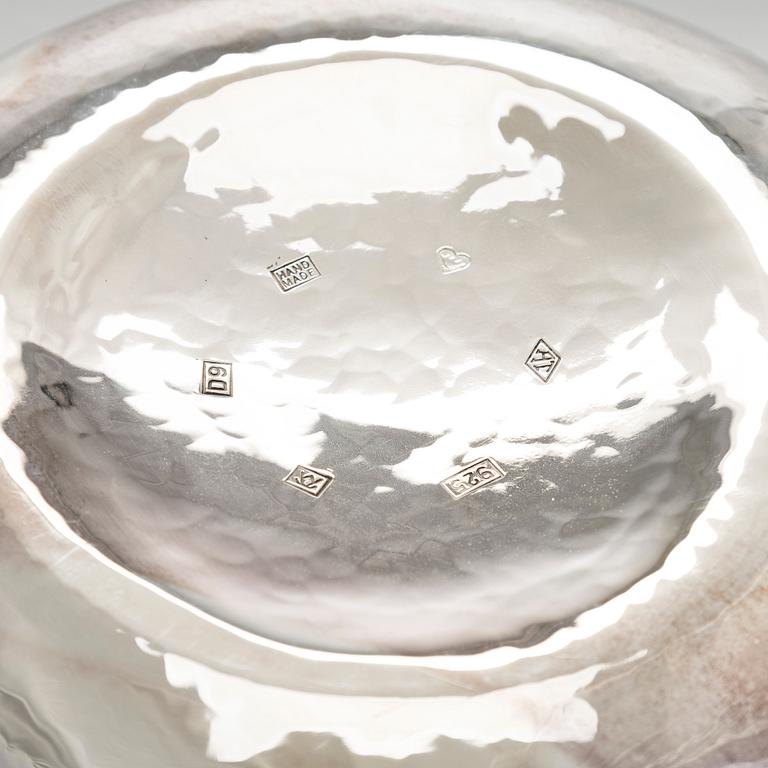 A. Tillander, malja, sterlinghopeaa ja emalia. Turku 2005.