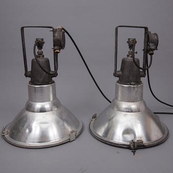 INDUSTRILAMPOR, ett par, märkta Idman P3-29. 1900-tal. Höjd 59 cm.