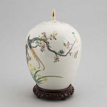 A Chinese porcelain urn with cover, first half of the 20th Century.