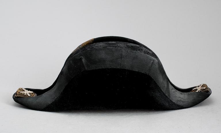 EPÅLETTER, 1 par,  PARADBÄLTE samt HÖGBÅTSHATT, Kustartelleriet, 1900-talets första hälft.