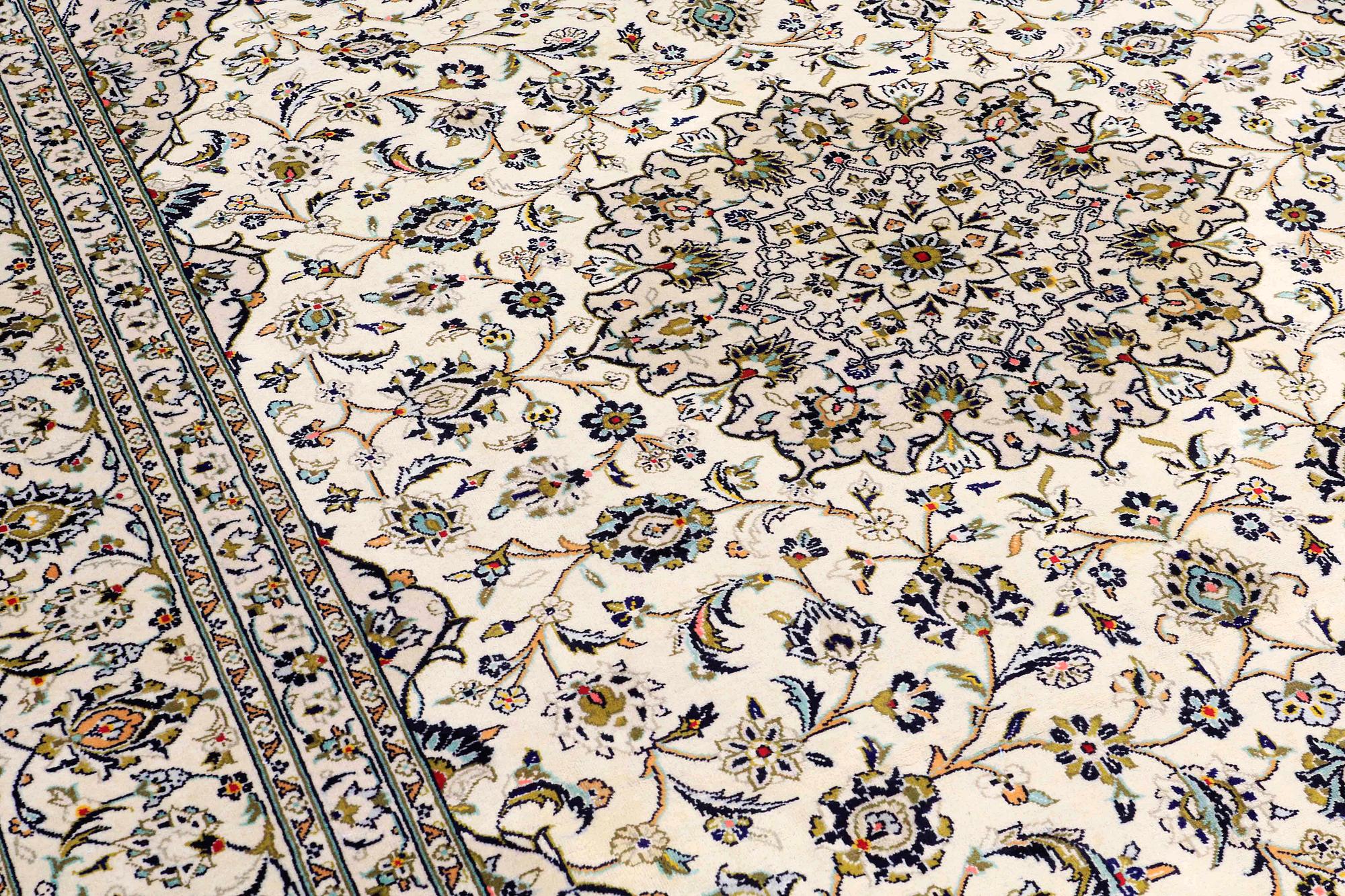 Matta, Keshan, ca 353 x 251 cm.