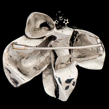 A BROOCH, brilliant cut diamonds, 18K white gold. Lotta Orkomies, A. Tillander 1968.