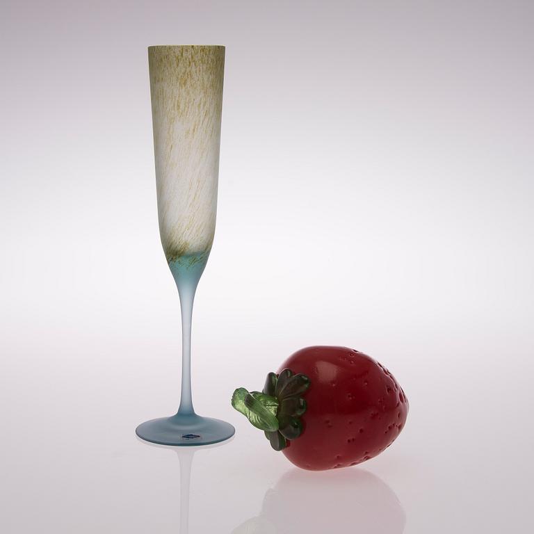 A stemmed glass vase of the Pro Arte Paletti-series and a glass strawberry signed O. Toikka Nuutajärvi. 1988-1992.