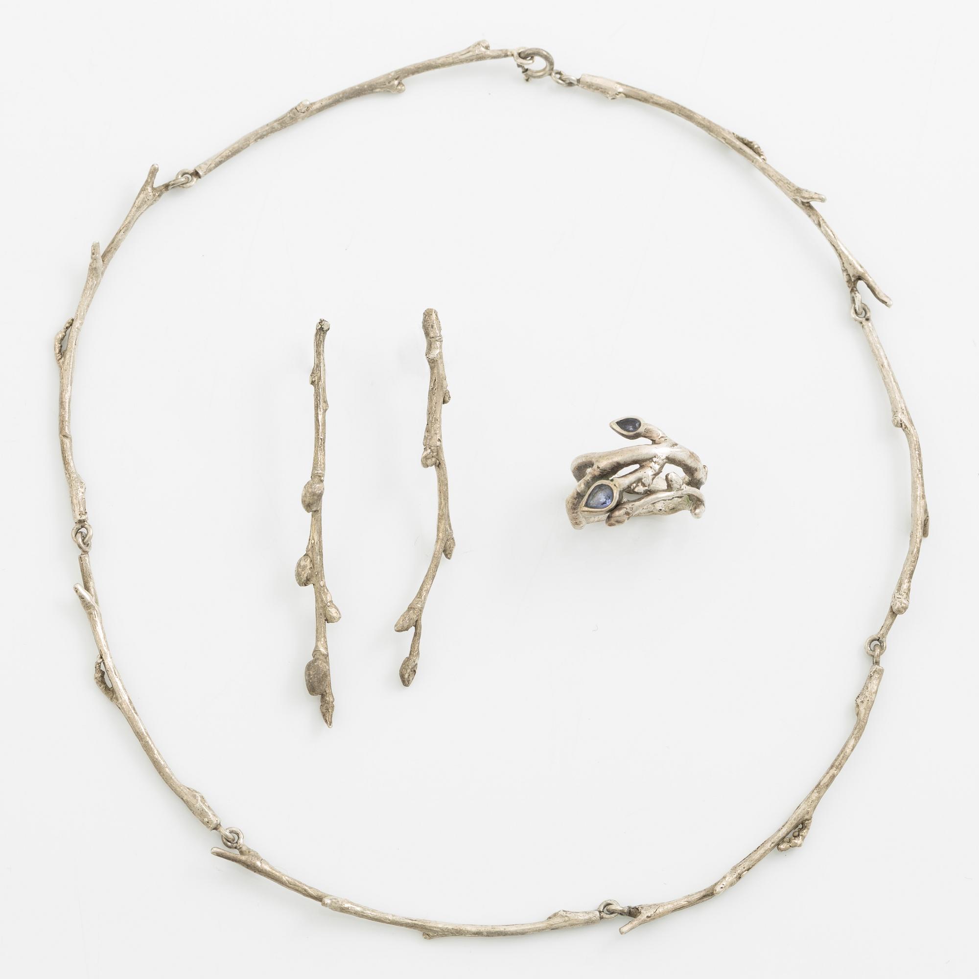 Sofia Björkman, collier, ring och örhängen i form av björkgrenar, silver. Ring med tanzaniter.