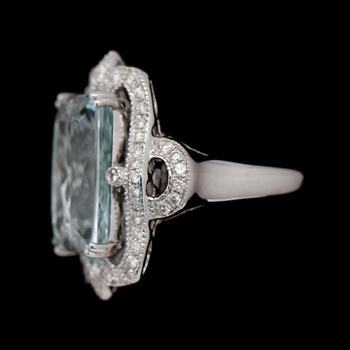 COCKTAILRING, 18 k vitguld, rektangulär fasettslipad akvamarin 8.60 ct, briljantslipade diamanter tot 0.56 ct.