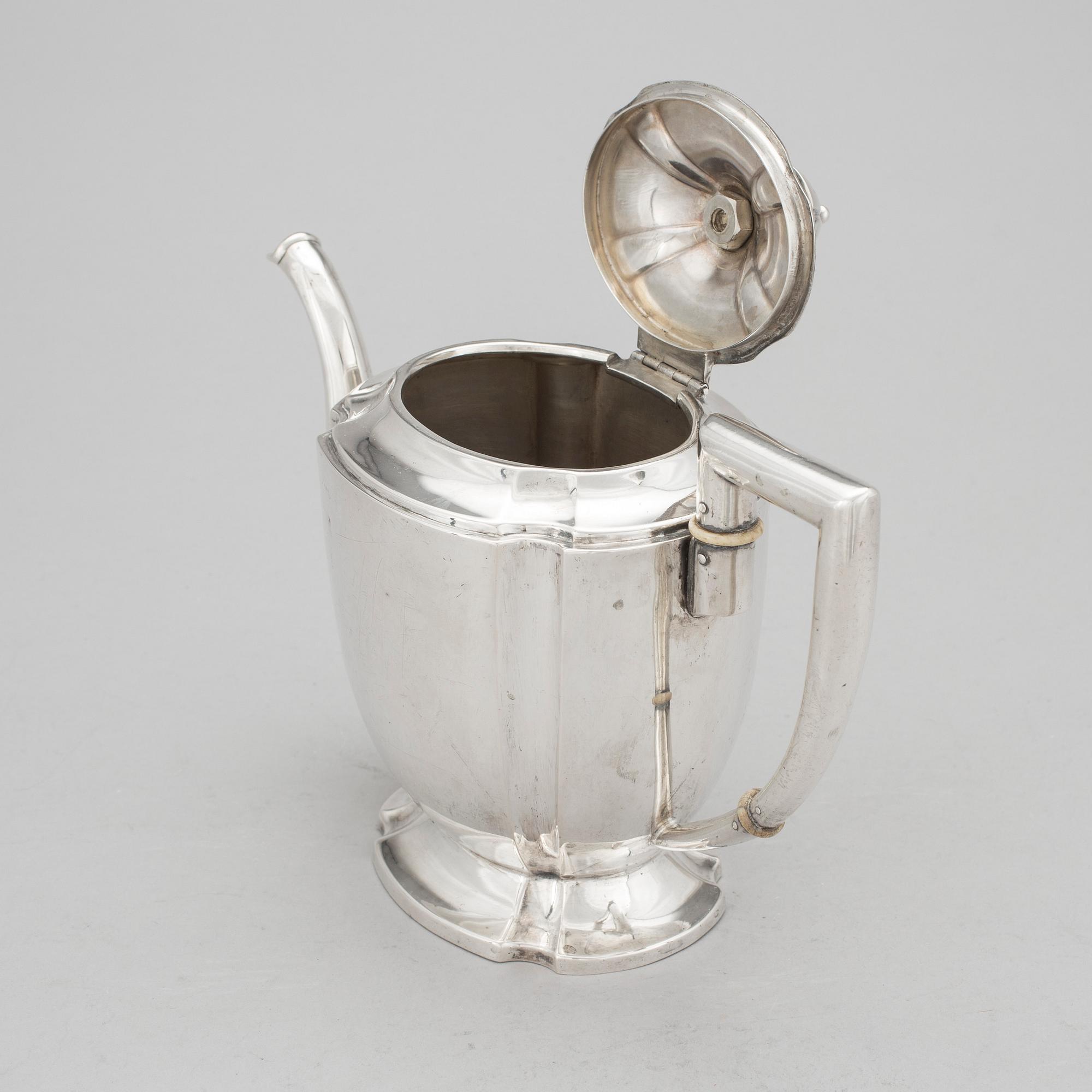TEKANNA, silver. Karl Andersson, Stockholm, möjligen 1917. Vikt ca 549 gram.