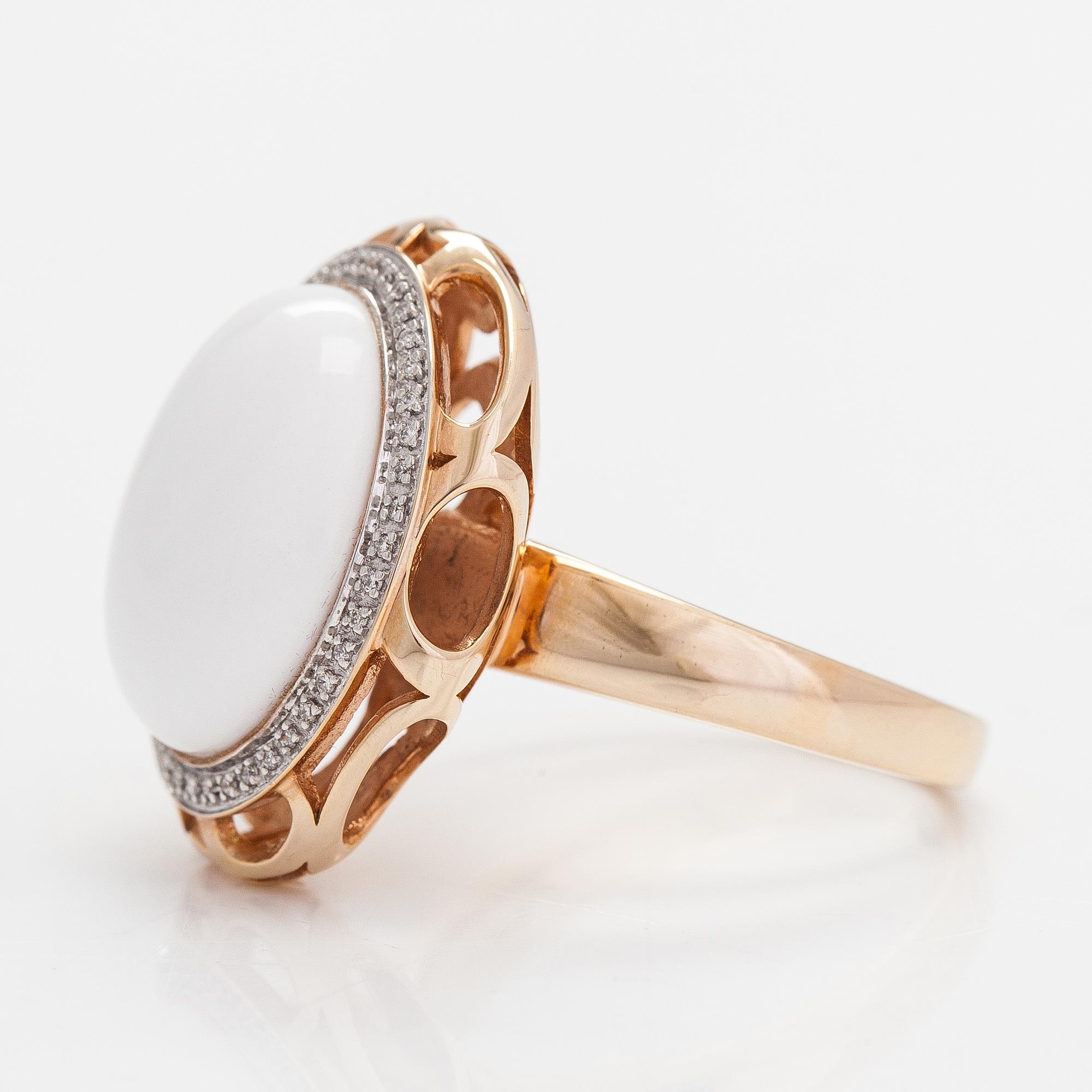 A 14K gold ring with diamonds ca. 0.10 ct in total and a chalcedony.