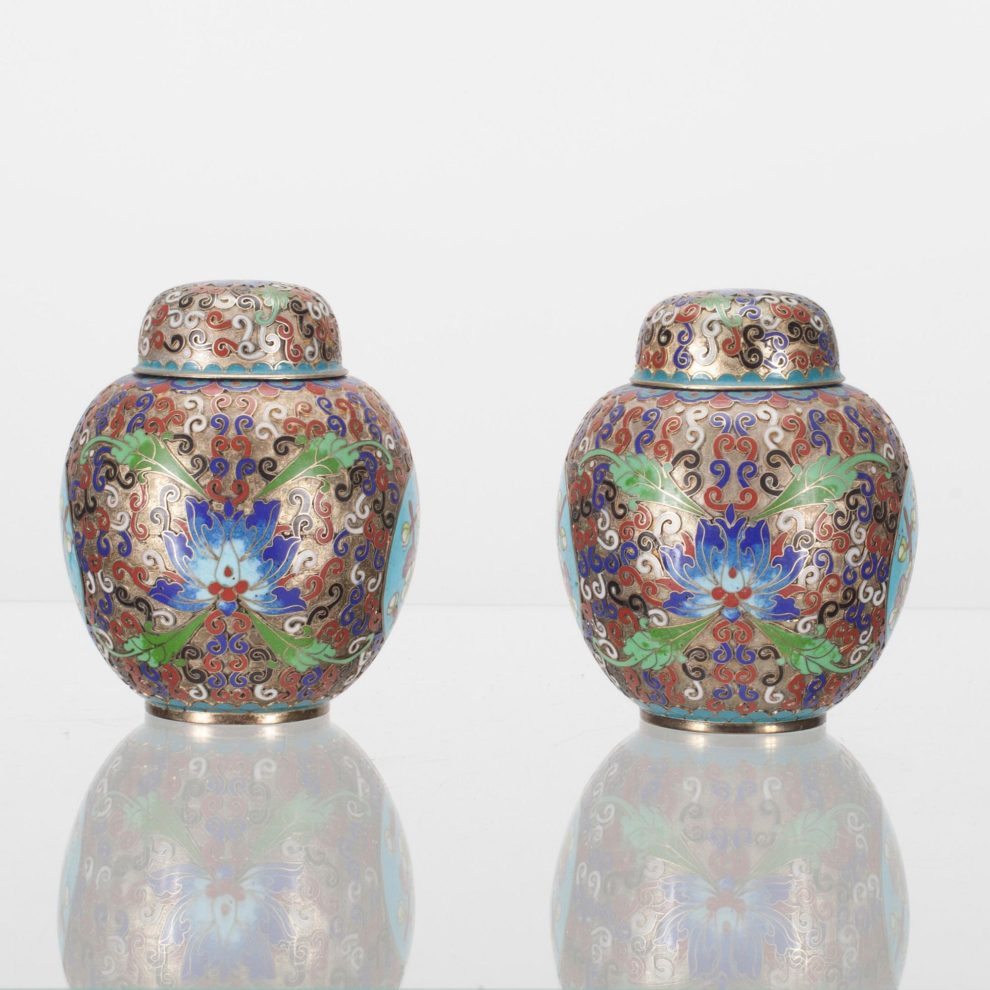 URNOR MED LOCK, ett par, mässing, österländskt cloisonnéarbete, 1900-talets första hälft.