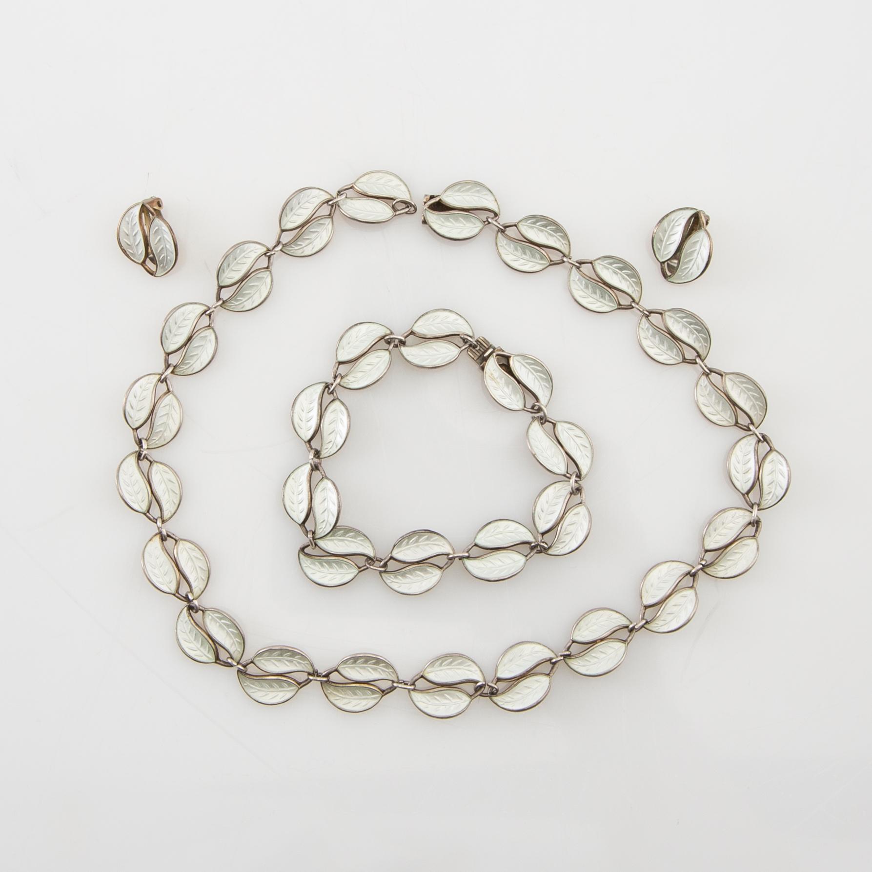Willy Winnaess, Necklace, bracelet and clips of silver and enamel, for David Andersen Norway, mid/second half of the 20th century.