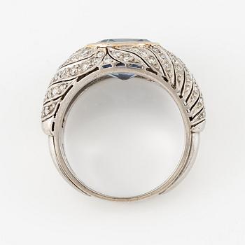 A ring in 18K white gold with a faceted sapphire and eight-cut diamonds.