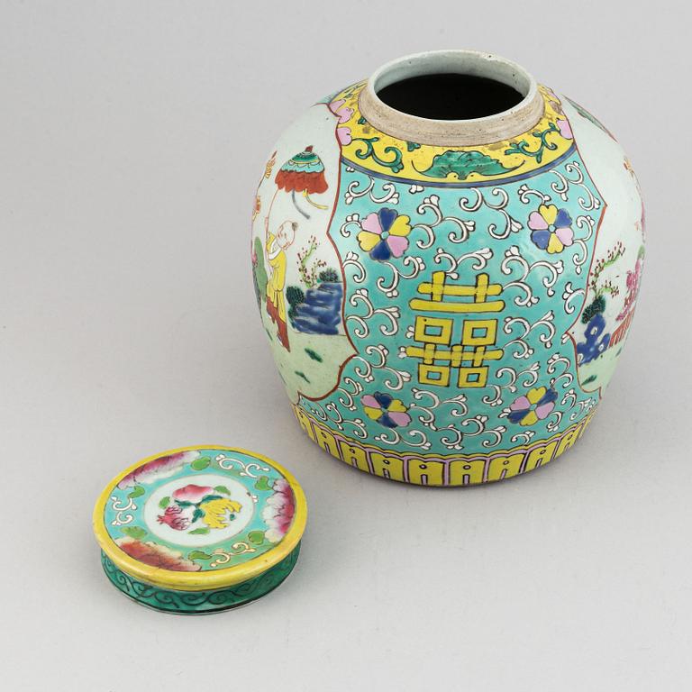 Urna med lock, porslin. Qingdynastin, tidigt 1900-tal.