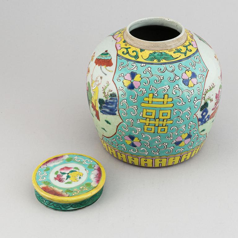 A famille rose jar with cover, Qing dynasty, early 20th century.