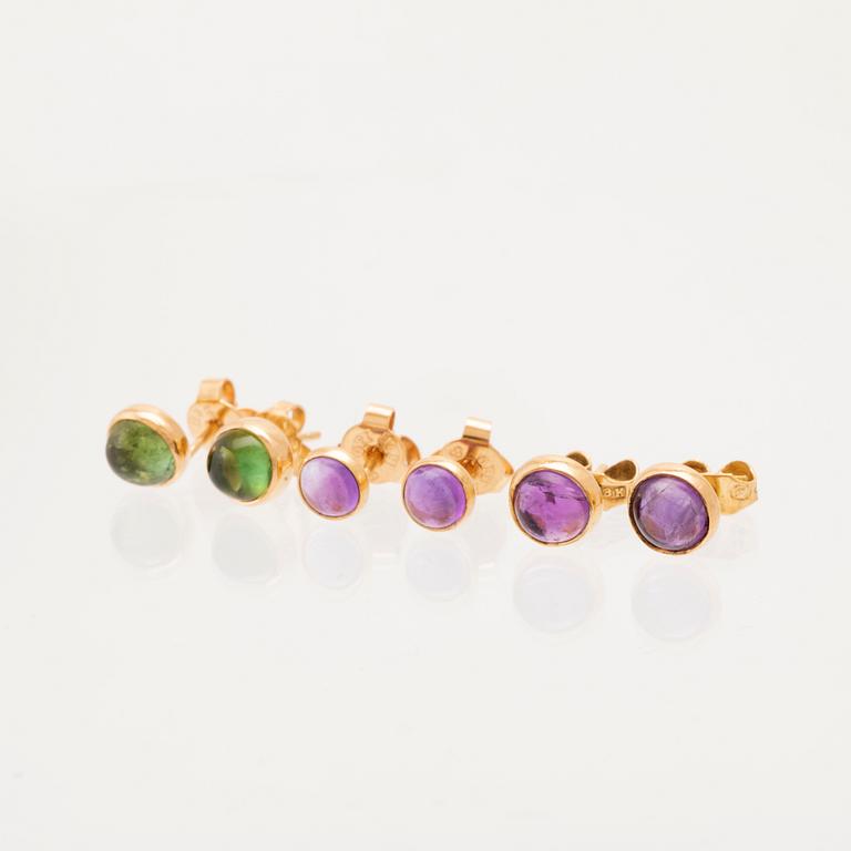 Earrings, 3 pairs, 18K gold and cabochon-cut coloured stones.