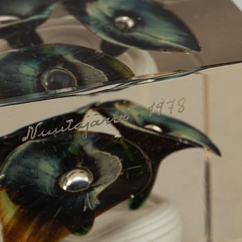 Oiva Toikka, a glass cube, Nuutajärvi Notsjö, 1978, numbered 480/2000.