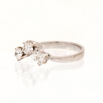 Ring trestensring 18K vitguld med runda briljantslipade diamanter.