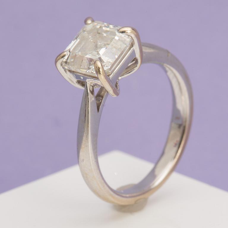 RING, med trappslipad (Assher-cut) diamant, 3.02 ct.